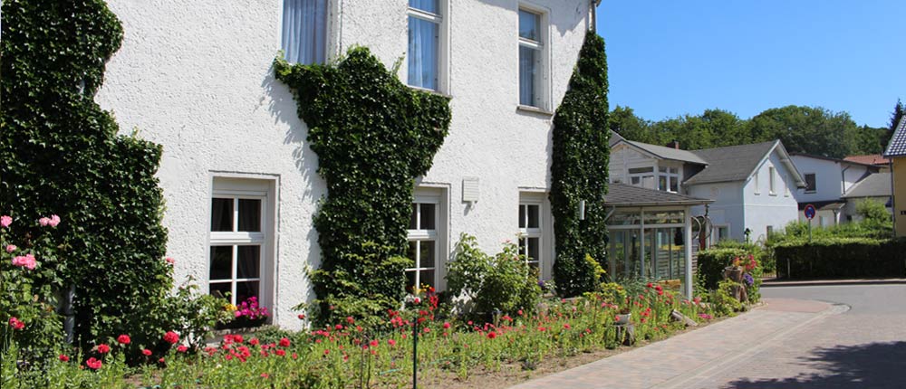 Blick auf Seite des Hotels mit Blumen
