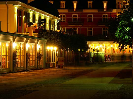 Die Promenade in Zinnowitz mit abendlicher Beleuchtung