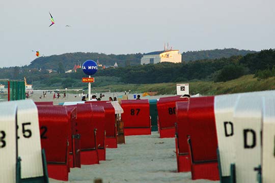 Strandblick Richtung Zinnowitz bei untergehender Sonne mit Strandkörben